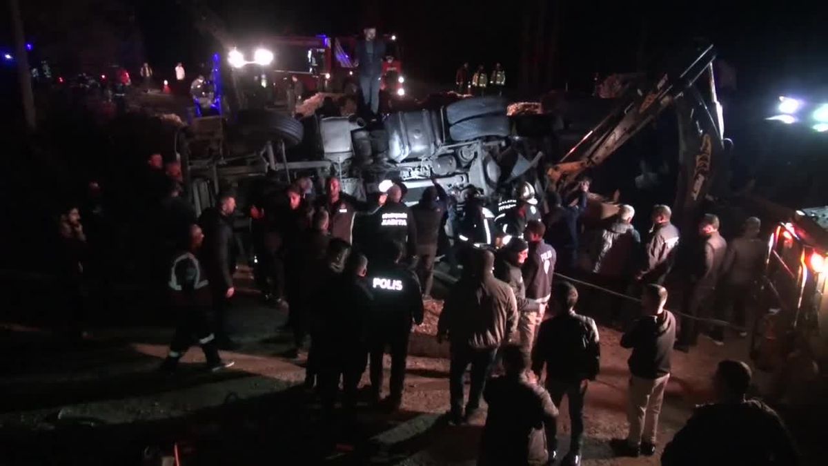 Malatya'da Kazaya Müdahale Eden Polislere Tır Çarptı: 1 Polis Şehit Oldu, 1 Polis Yaralandı