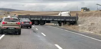 Yozgat'ta Yağışlı Havada Tır Kaza Yaptı, Trafik Durdu