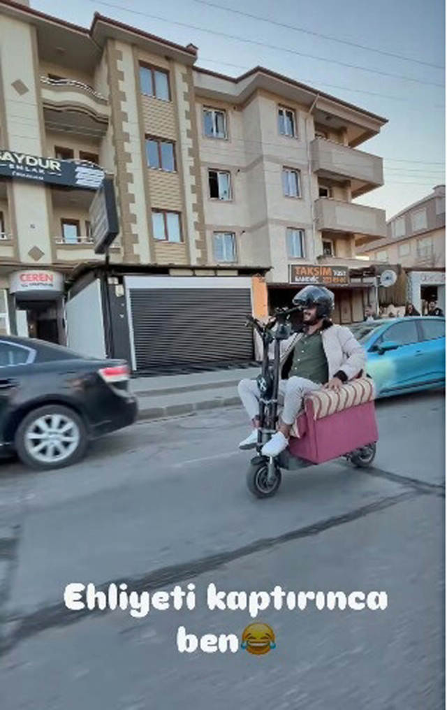 Creative Solution After Losing His License: Mounted a Seat on the Scooter