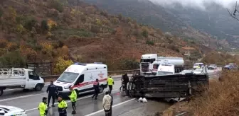 Osmaniye'de Yağışlı Havada Yolcu Minibüsü Devrildi: 6 Yaralı