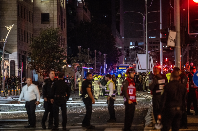 Hezbollah's missile attack on Tel Aviv: Many injured