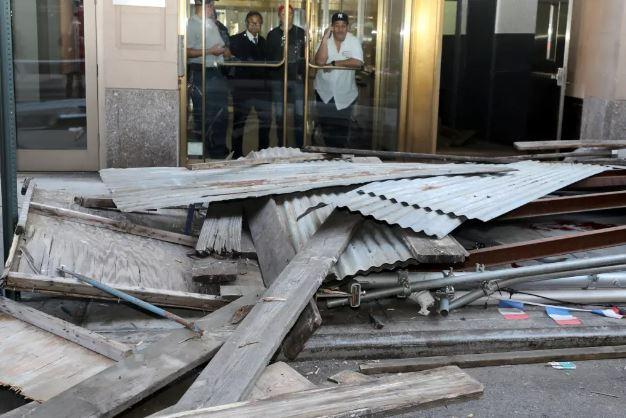 Truck crashed into construction scaffold: 1 seriously injured, 3 injured