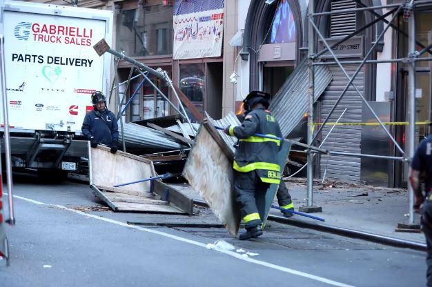 Truck crashed into construction scaffold: 1 seriously injured, 3 injured