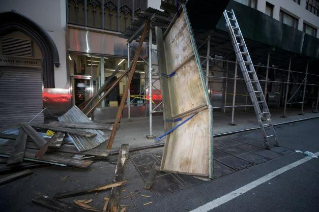 Truck crashed into construction scaffold: 1 seriously injured, 3 injured