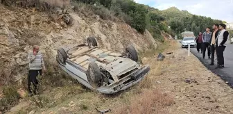 Adana'da Devrilen Otomobilin Sürücüsü Yara Almadan Kurtuldu