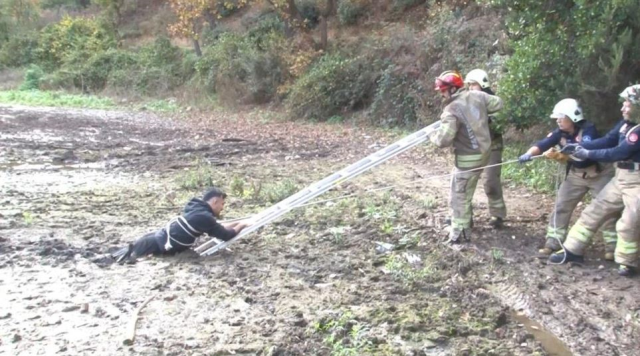 The young man who went fishing got stuck in the swamp