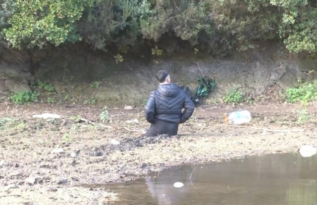 The young man who went fishing got stuck in the swamp