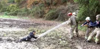 Balık tutmaya giden genç, bataklığa saplanıp kaldı