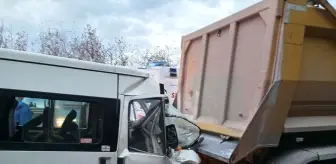 Karamürsel'de Minibüs Trafik Kazası: 2 Yaralı