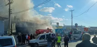 Niğde'de Oto Sanayi Sitesinde Yangın: 3 Araç Kullanılamaz Hale Geldi