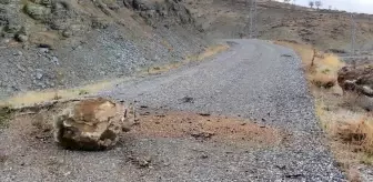 Adıyaman Sincik'te Kaya Parçaları Yola Düşüyor, Vatandaşlar Tepkili