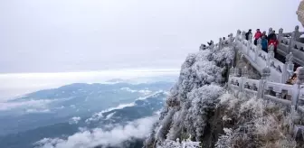 Emei Dağı'nın Zirvesi Turistlerin İlgi Odağı