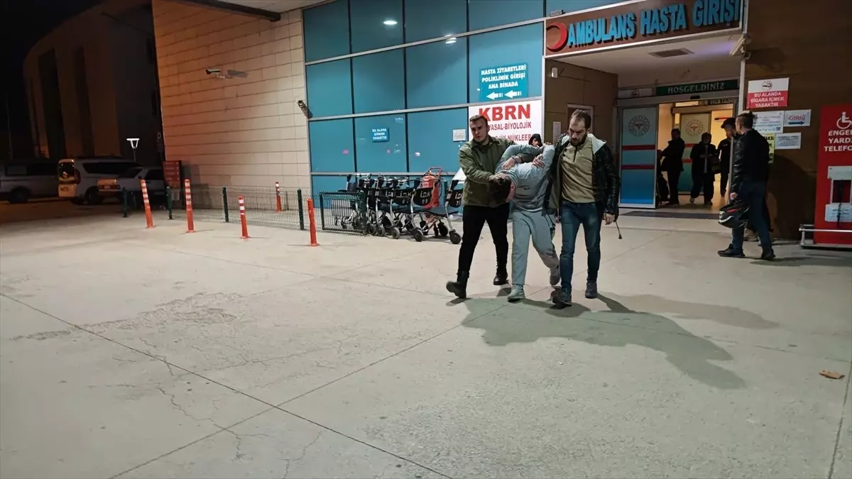 İnegöl'de Kamyonetin Çarptığı Polis Memuru Yaralandı