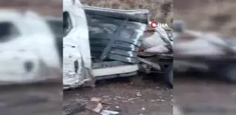 Hakkari'de Tır ile Kamyonet Çarpıştı: 2 Yaralı