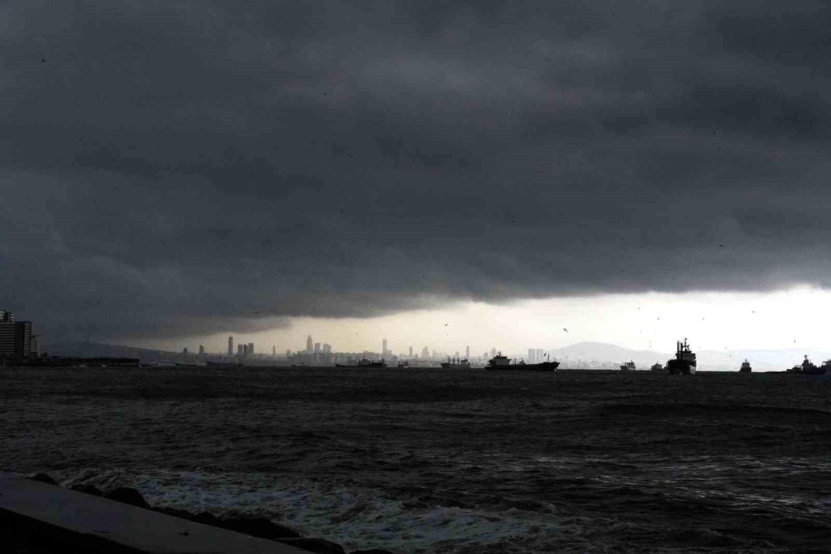 İstanbul'da Gündüz Gecenin Karanlığına Döndü