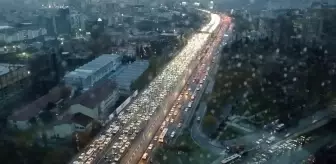 İstanbul'da Lodos ve Yağmur Trafiği Vurdu