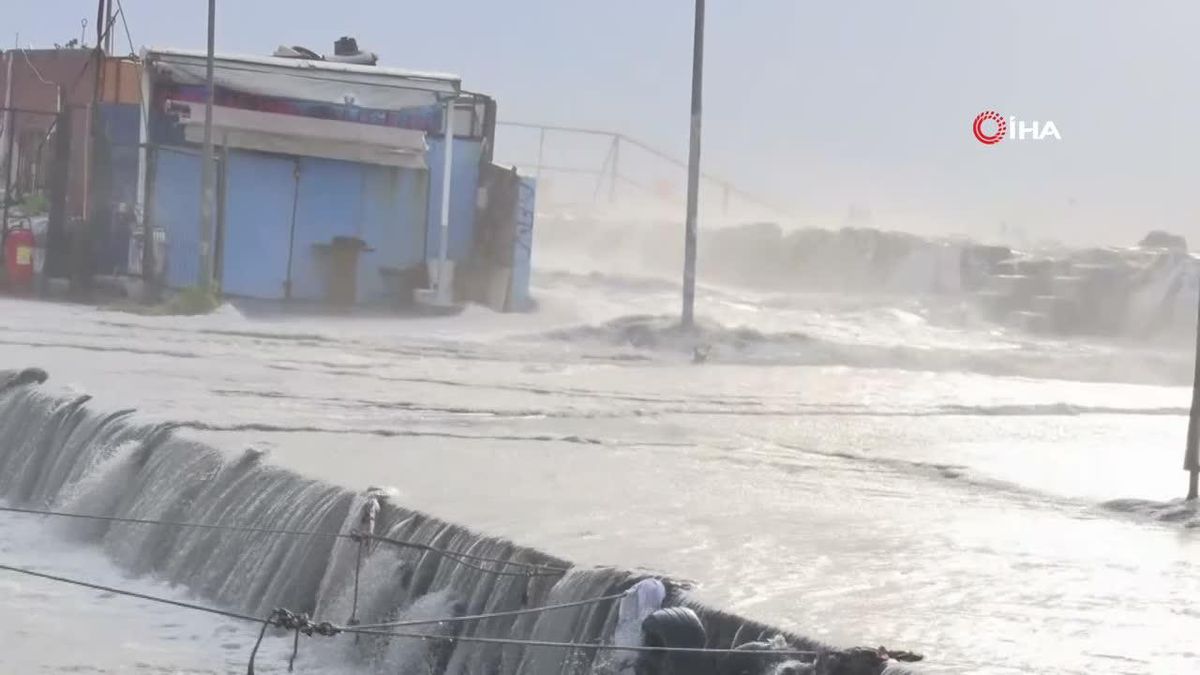 İstanbul'da Şiddetli Lodos Deniz Taşmasına Neden Oldu