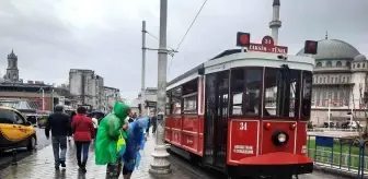 İstanbul'da Sağanak Yağış ve Rüzgar Turistleri Zorladı