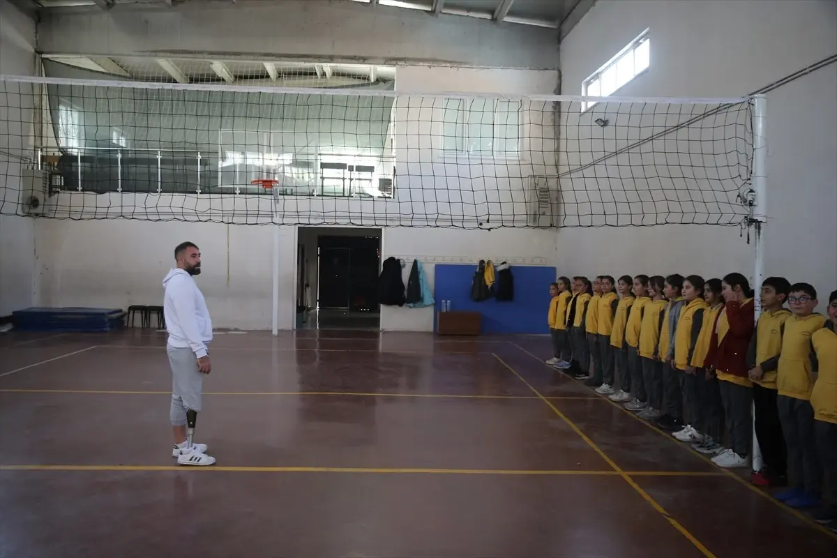 Doğuştan Engelli Öğretmen Feyyaz Gözaçık'ın İlham Veren Hikayesi