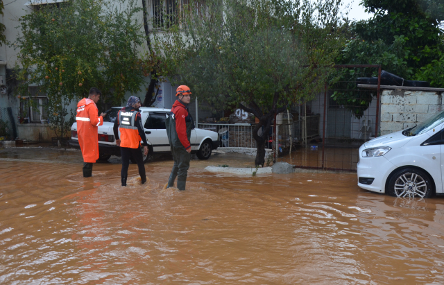 Heavy rain turned into a flood in Antalya, hundreds of citizens were evacuated