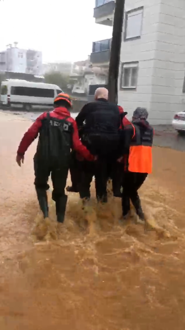 Heavy rain turned into a flood in Antalya, hundreds of citizens were evacuated