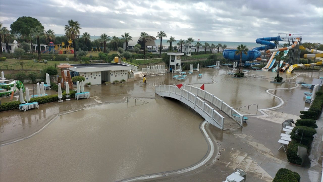 Heavy rain turned into a flood in Antalya, hundreds of citizens were evacuated