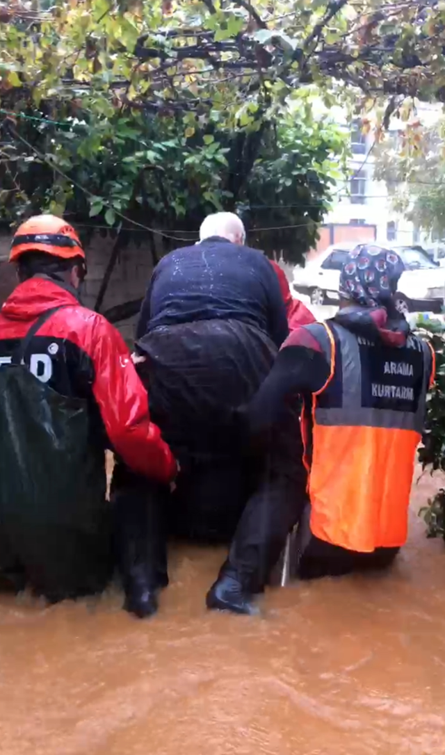 Heavy rain turned into a flood in Antalya, hundreds of citizens were evacuated