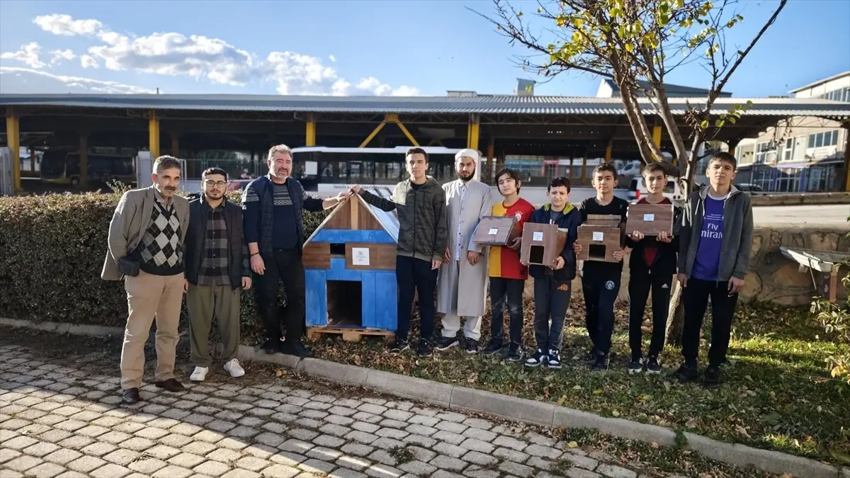 İnegöl'de Gençler Kuşlar İçin Ahşap Evler Yaptı