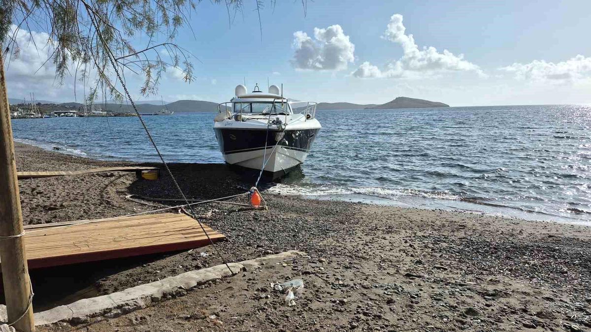 Bodrum'da Halatı Kopan Motoryat Karaya Vurdu