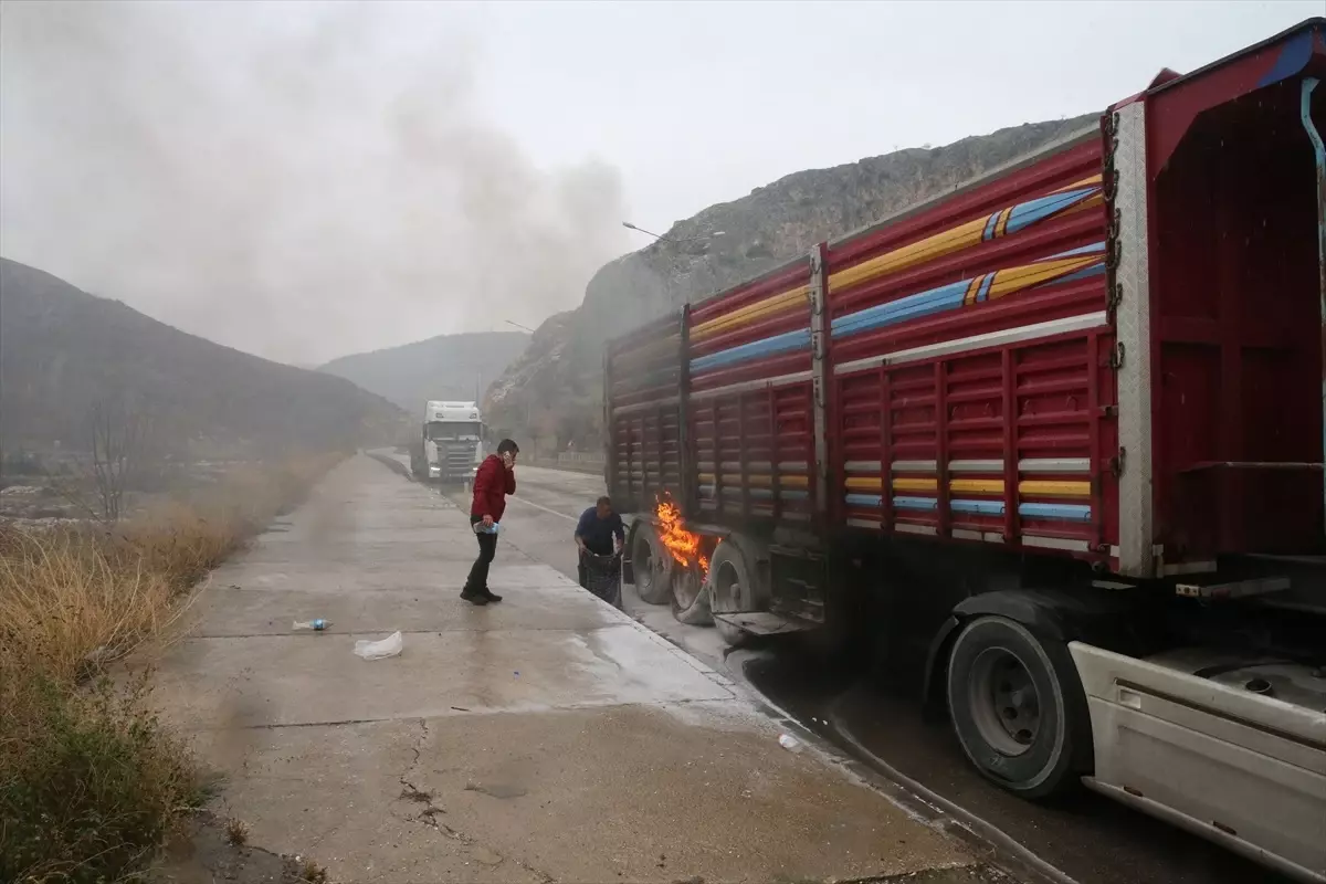 Tokat'ta Seyir Halindeki Tırın Lastiği Alev Aldı