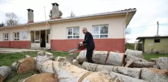 Köy Öğretmeni Karabaş, Öğrencileri İçin Kışın Sobaları Yakıp Ihlamur Çayı Hazırlıyor