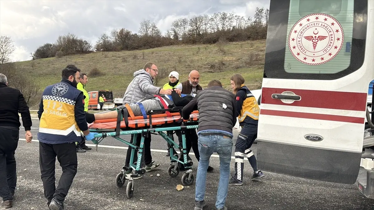 Bolu'da Devrilen Otomobilin Sürücüsü Yaralandı