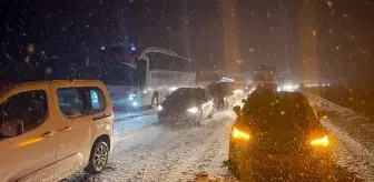 Bolu'da kar esareti! Otoyol ulaşıma kapandı