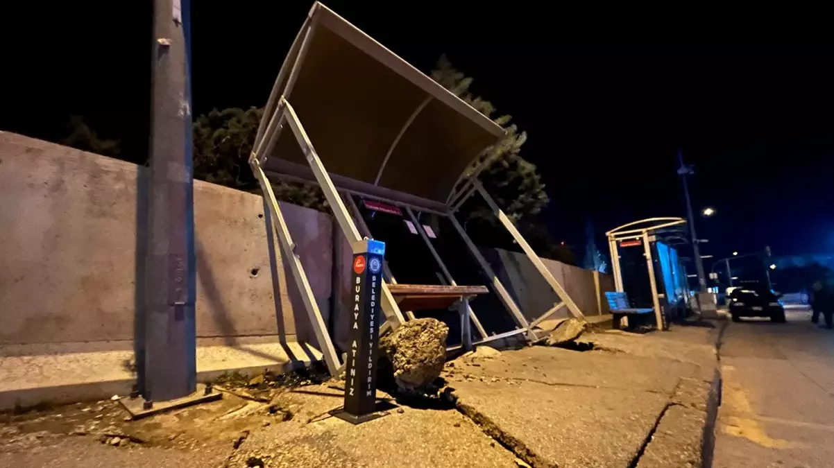 Bursa'da fırtına otobüs durağını bile yerinden söktü