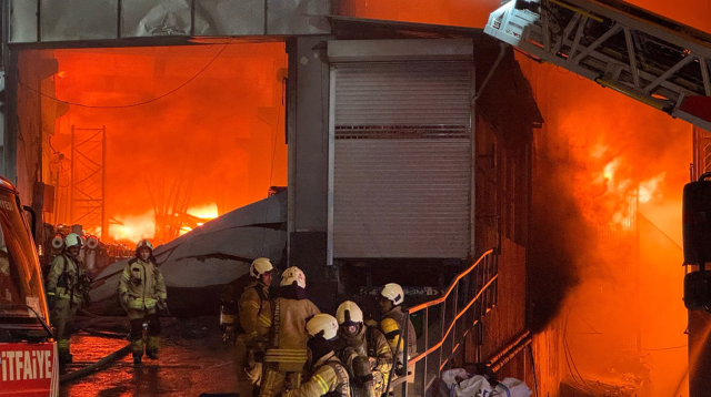 The Factory Fire in Istanbul Beylikdüzü is Being Brought Under Control