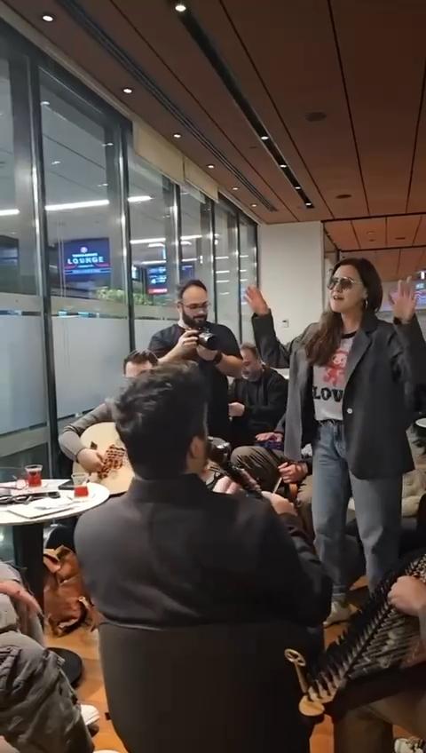 Surprise from Şevval Sam to passengers at Istanbul Airport