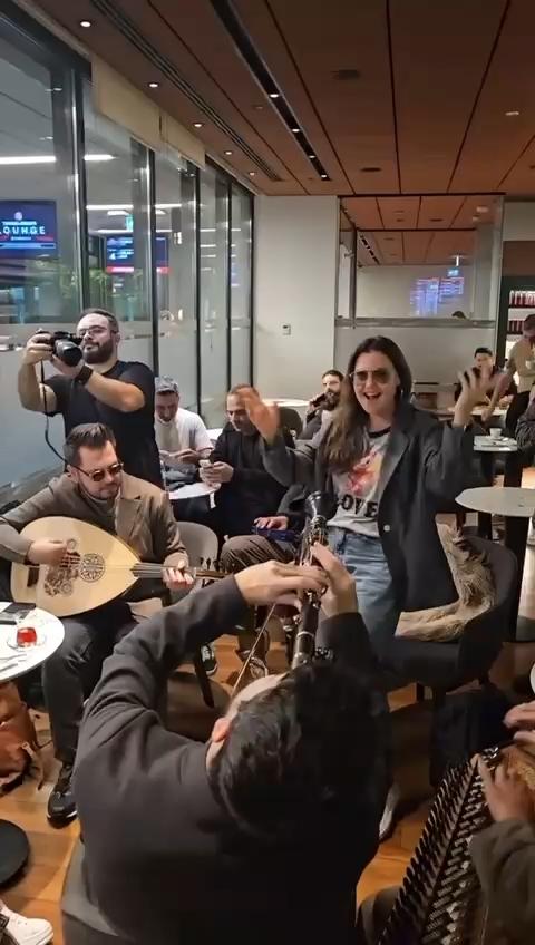 Surprise from Şevval Sam to passengers at Istanbul Airport