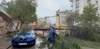 Kartal'da Fırtına, Park Halindeki Aracı Hasara Uğrattı