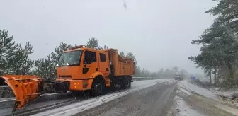 Manisa'nın Demirci İlçesinde Mevsimin İlk Karı Yağdı