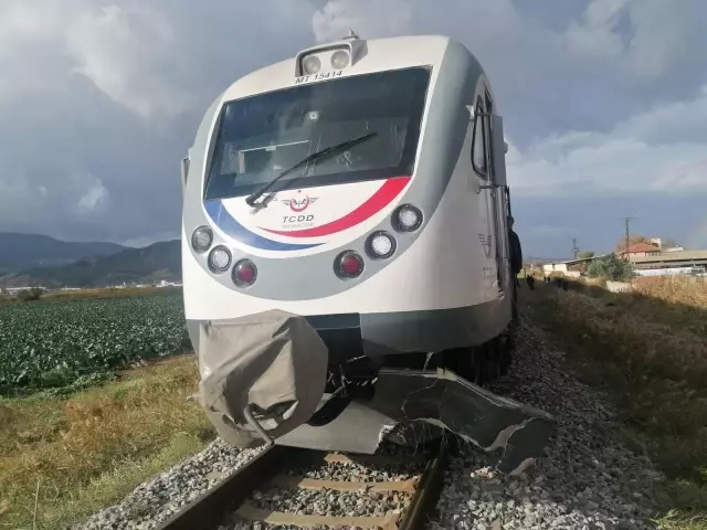 The passenger train cut the car in Manisa