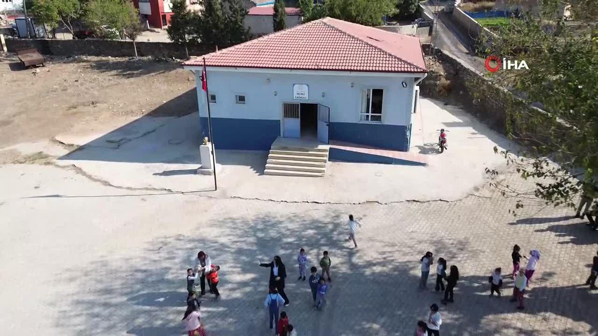 Öğrencilerine Gerçek Hayatı Anlatan Öğretmen: Melahat Ayaz