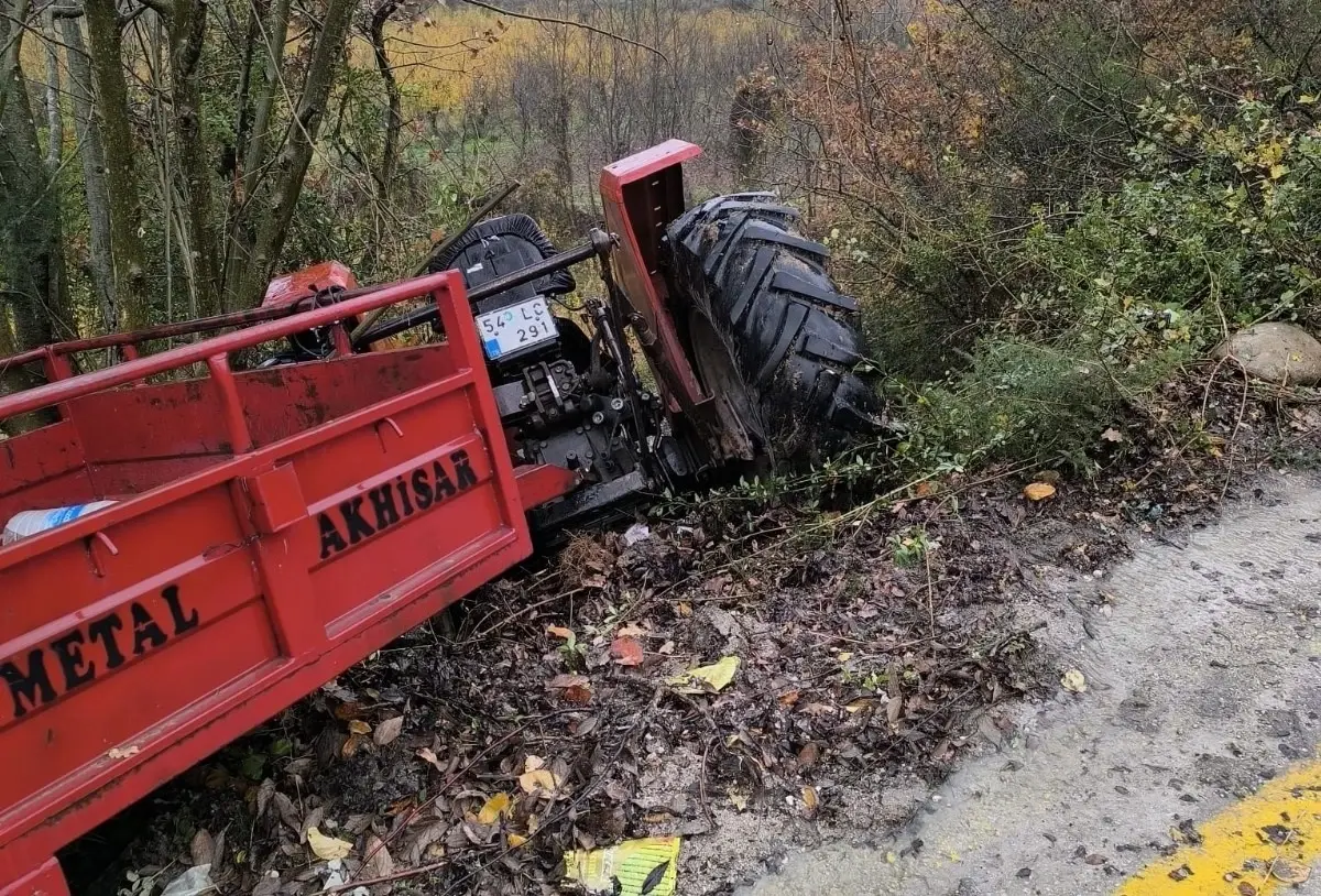 Geyve'de Traktör Devrildi: 1 Ölü, 3 Yaralı