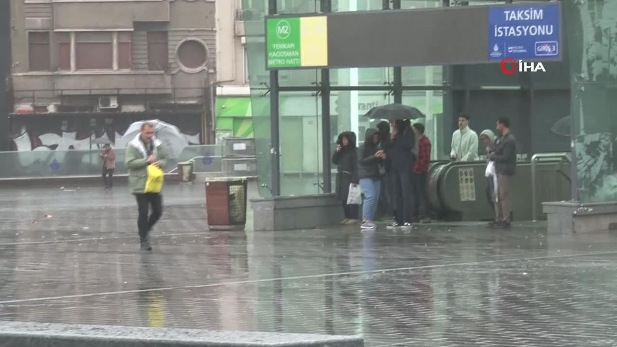 Taksim'de Sağanak Yağış Hayatı Olumsuz Etkiliyor