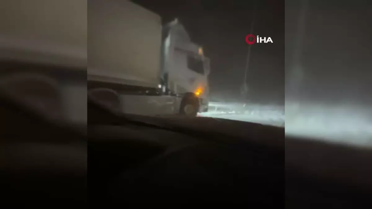 Bolu TEM Otoyolu'nda Kar Yağışı Nedeniyle Trafik Aksadı