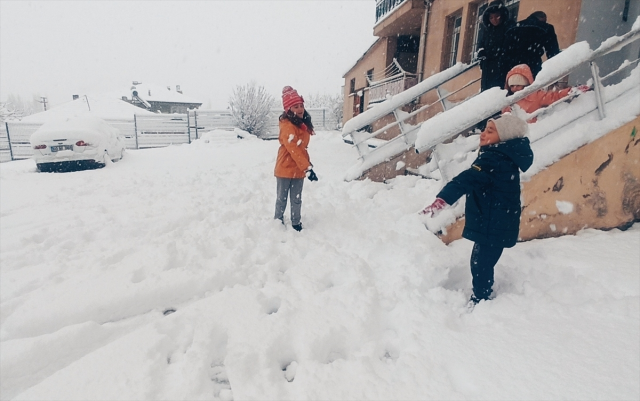 Snow obstacle to education in 4 provinces