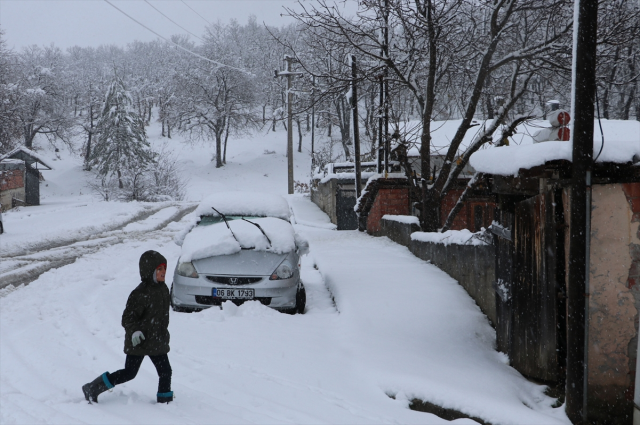 Snow obstacle to education in 4 provinces