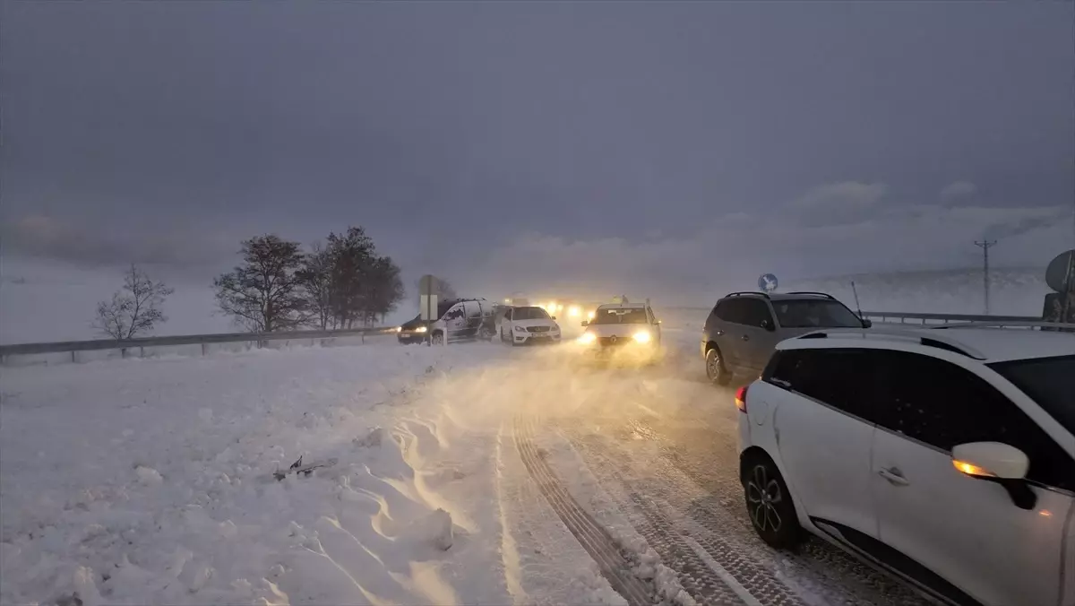 Çorum-Samsun Kara Yolunda Zincirleme Trafik Kazası: 1 Ölü