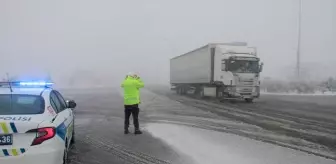 Erzincan'da Yoğun Kar, Kara Yollarını Kapatı