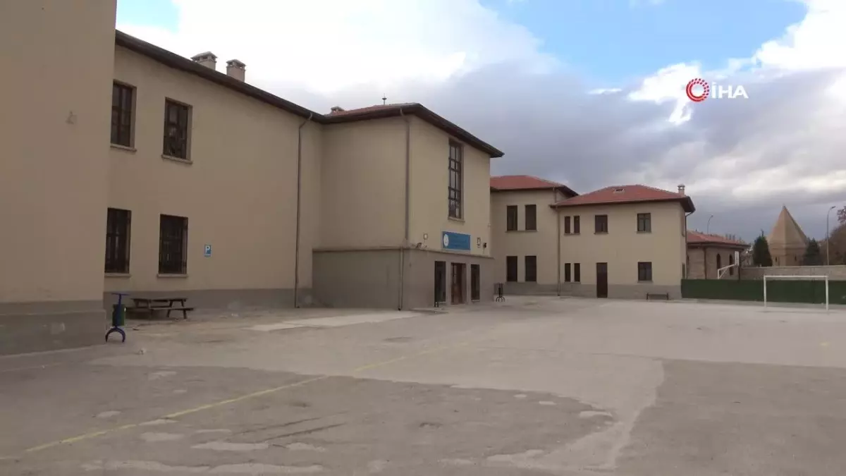 Fedakar öğretmenler yaptıklarıyla çocuklara hem anne, hem de baba oldu