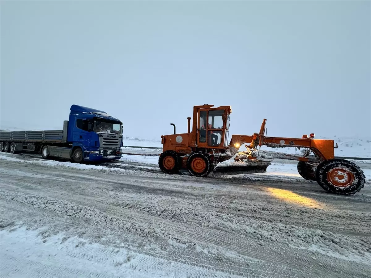 Kayseri'de Kar Nedeniyle Yolda Mahsur Kalan Sürücüler İçin Yardım Çağrısı